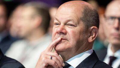 Ukraine war: Scholz tells Putin to withdraw troops before any peace talks can begin