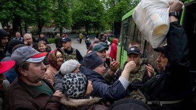 Ukraine war: Ukrainian forces 'partially surround' strategic city in the east