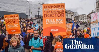 Junior doctors in England agree to pay talks after three-day strike